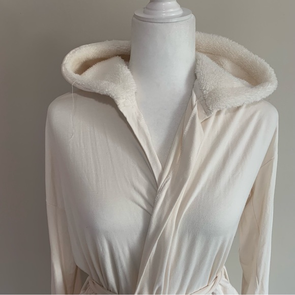 Pure Fiber Soft Sherpa Lounge Belted Hooded Robe - Picture 8 of 11